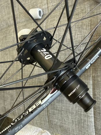 Used Dt Swiss FR560 Wheelset bike — image 2 of 3