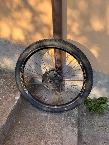 Used Industry Nine Enduro 305 bike — image 7 of 10