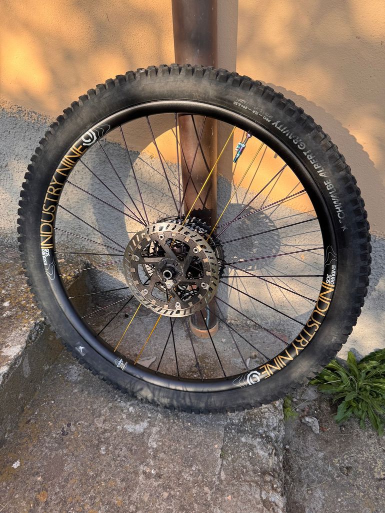 Used Industry Nine Enduro 305 bike — image 8 of 10