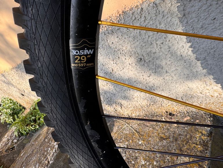 Used Industry Nine Enduro 305 bike — image 5 of 10