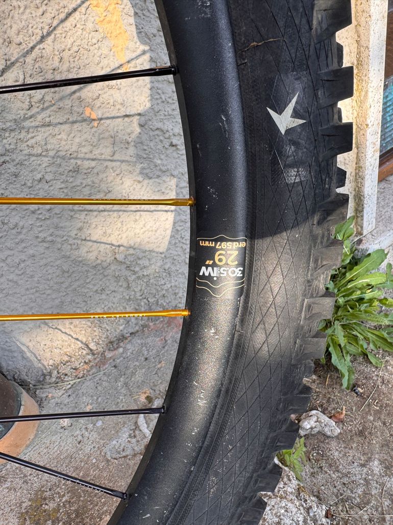 Used Industry Nine Enduro 305 bike — image 3 of 10
