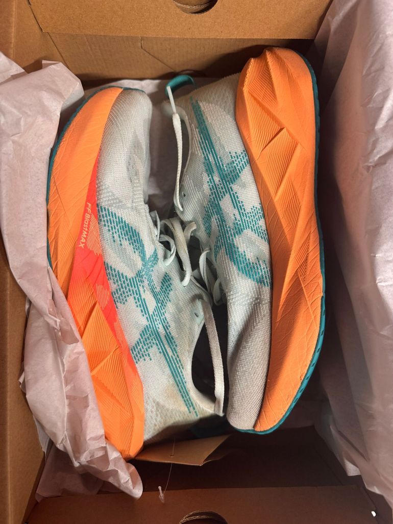 Used Asics Novablast 5 2025 bike — image 1 of 6