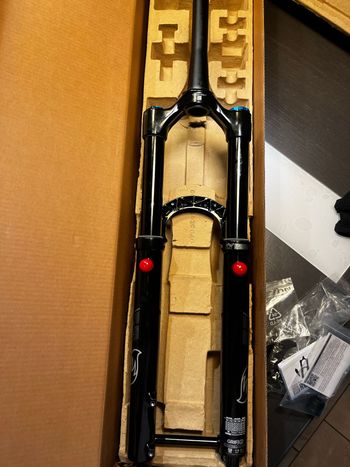 Used Fox 36 Elite Grip X2 160mm 2025 bike — image 2 of 3