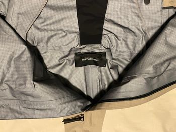 Used Peak Performance Vertical GORE-TEX Pro 3L Shell Jacket Homme 2026 bike — image 6 of 7