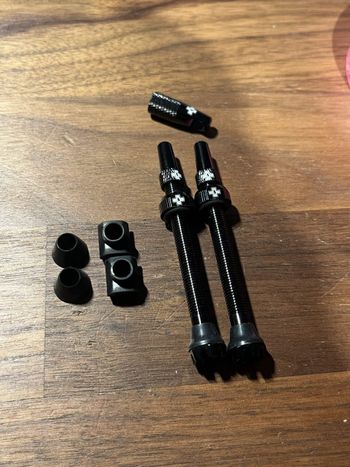 Used MUC-OFF Tubeless Valves V2 60mm bike