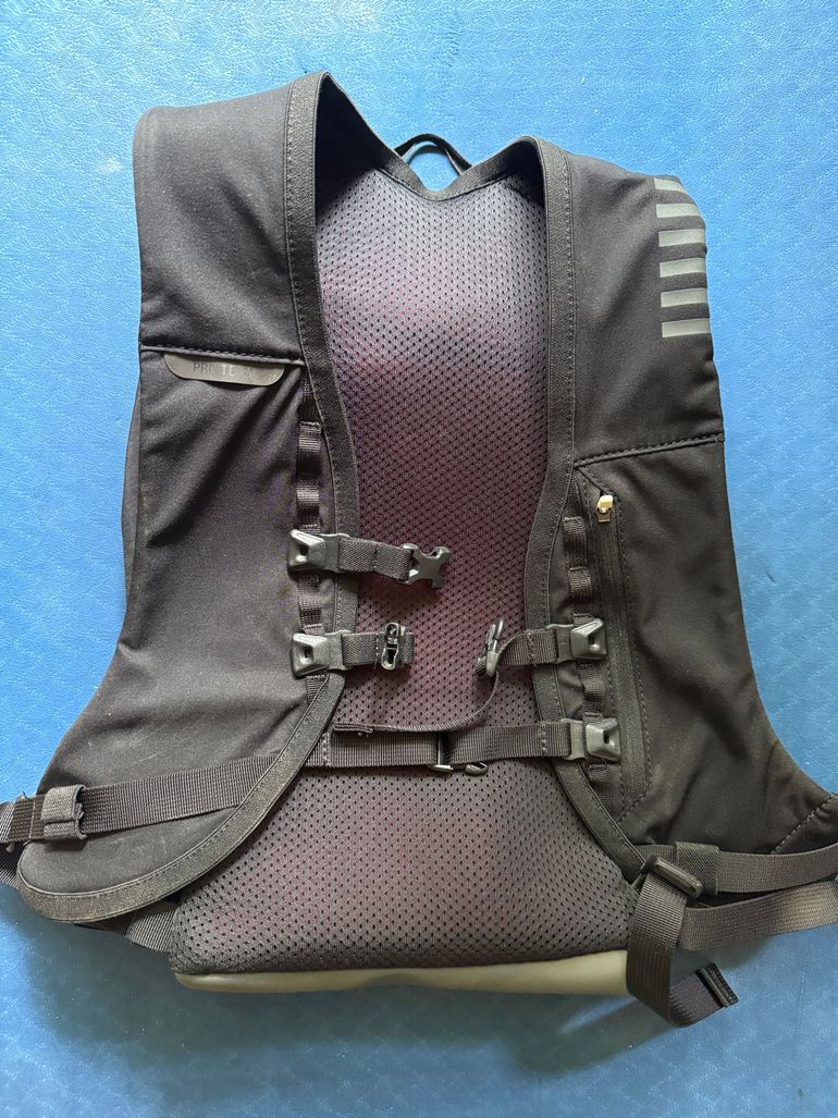 Used Rapha Pro Team Lightweight Rucksack 2024 bike — image 6 of 6