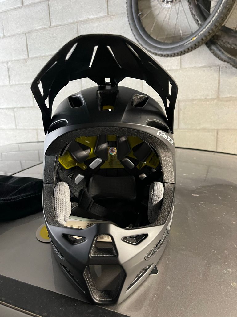 Used dainese Linea 01 MIPS Full-Face MTB Helmet 2025 bike — image 2 of 2