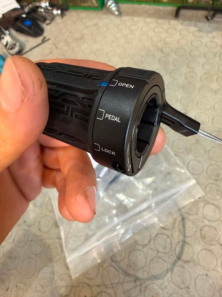 Used Sram rockshox twistloc 3 position ROCK SHOX bike — image 8 of 12