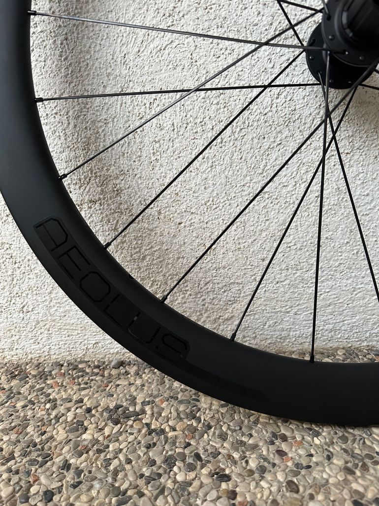 Used Bontrager Aeolus Elite 50 Disc 2025 bike — image 2 of 6