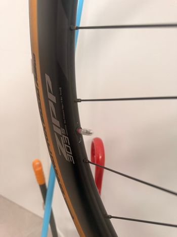 Used Zipp 303S Carbon Tubeless Disc Wheelset bike — image 3 of 4