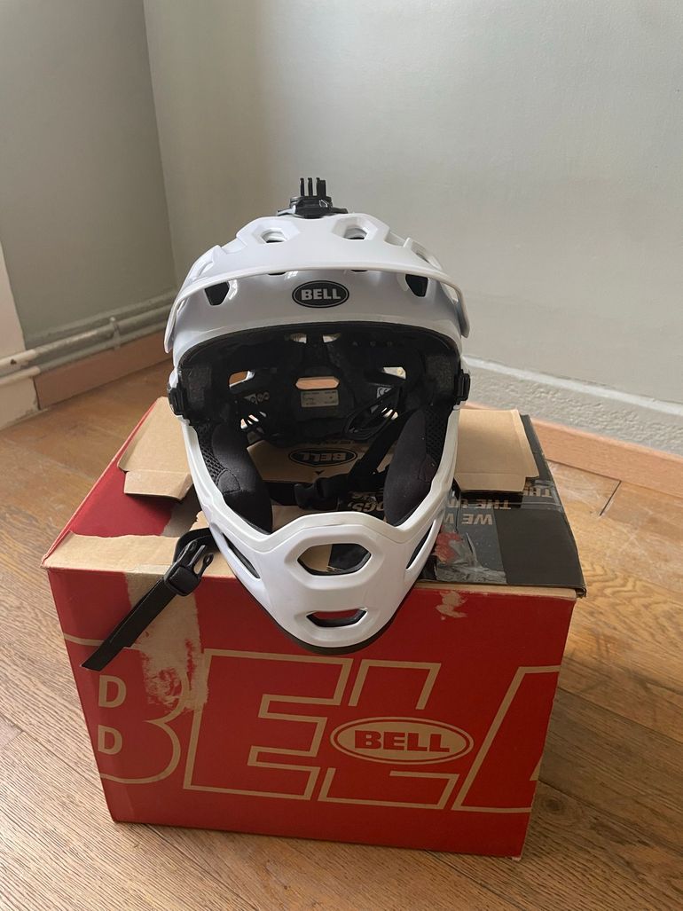 Used Bell super 3r mips 2022 bike — image 4 of 12