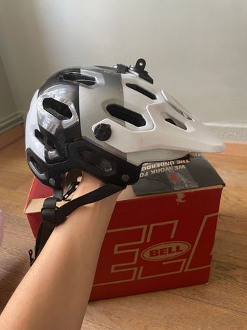 Used Bell super 3r mips 2022 bike — image 6 of 12