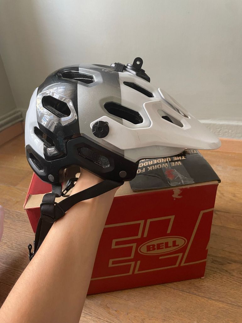 Used Bell super 3r mips 2022 bike — image 6 of 12
