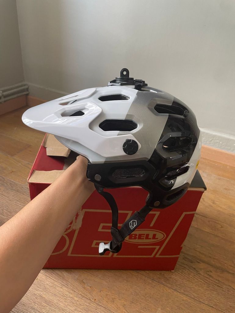 Used Bell super 3r mips 2022 bike — image 5 of 12