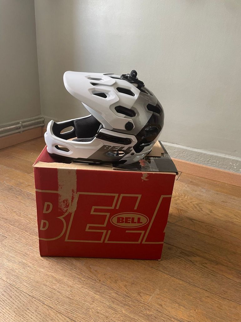 Used Bell super 3r mips 2022 bike — image 3 of 12