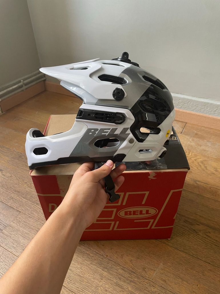 Used Bell super 3r mips 2022 bike — image 1 of 12