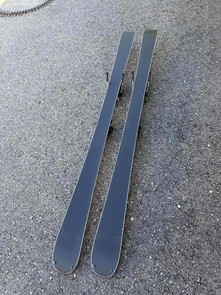 Used Atomic Cloud C8 Skis 2025 bike — image 6 of 7