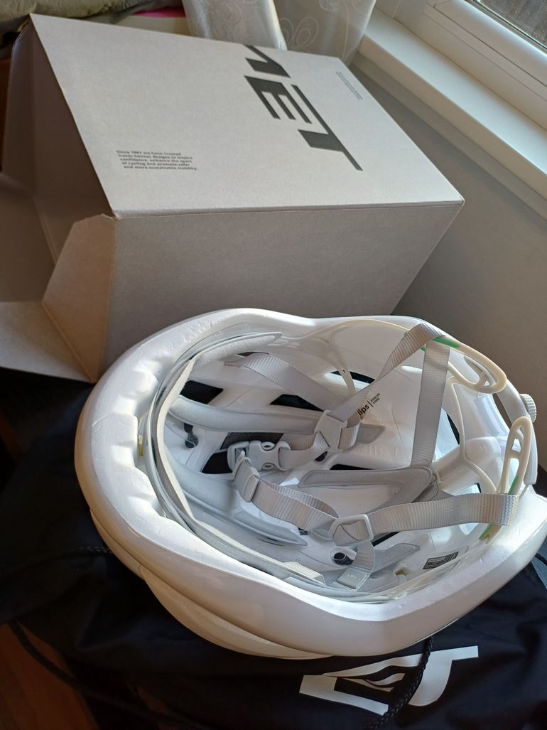 Used MET Trenta Absolute White Helmet 2026 bike — image 9 of 9