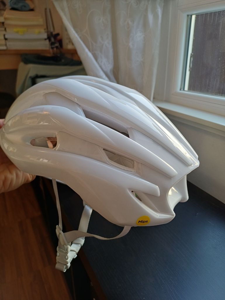 Used MET Trenta Absolute White Helmet 2026 bike — image 5 of 9