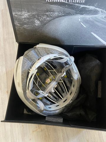Used Rapha Casque Cyclisme Blanc Taille S bike — image 2 of 3