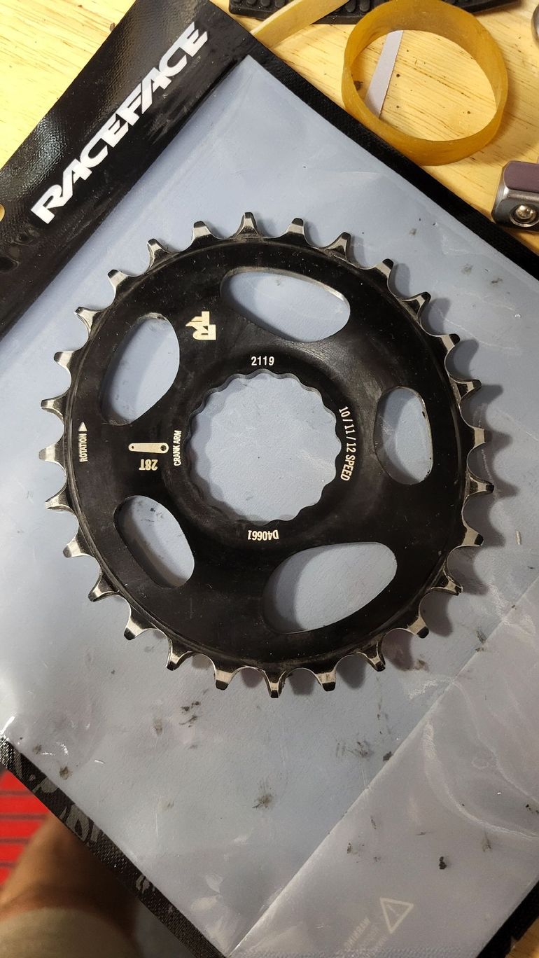 Used Race Face Plateau Ovale Cinch Direct Mount 28 dents bike — image 2 of 3