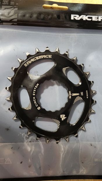 Used Race Face Plateau Ovale Cinch Direct Mount 28 dents bike — image 3 of 3