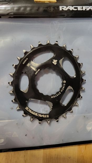 Used Race Face Plateau Ovale Cinch Direct Mount 28 dents bike