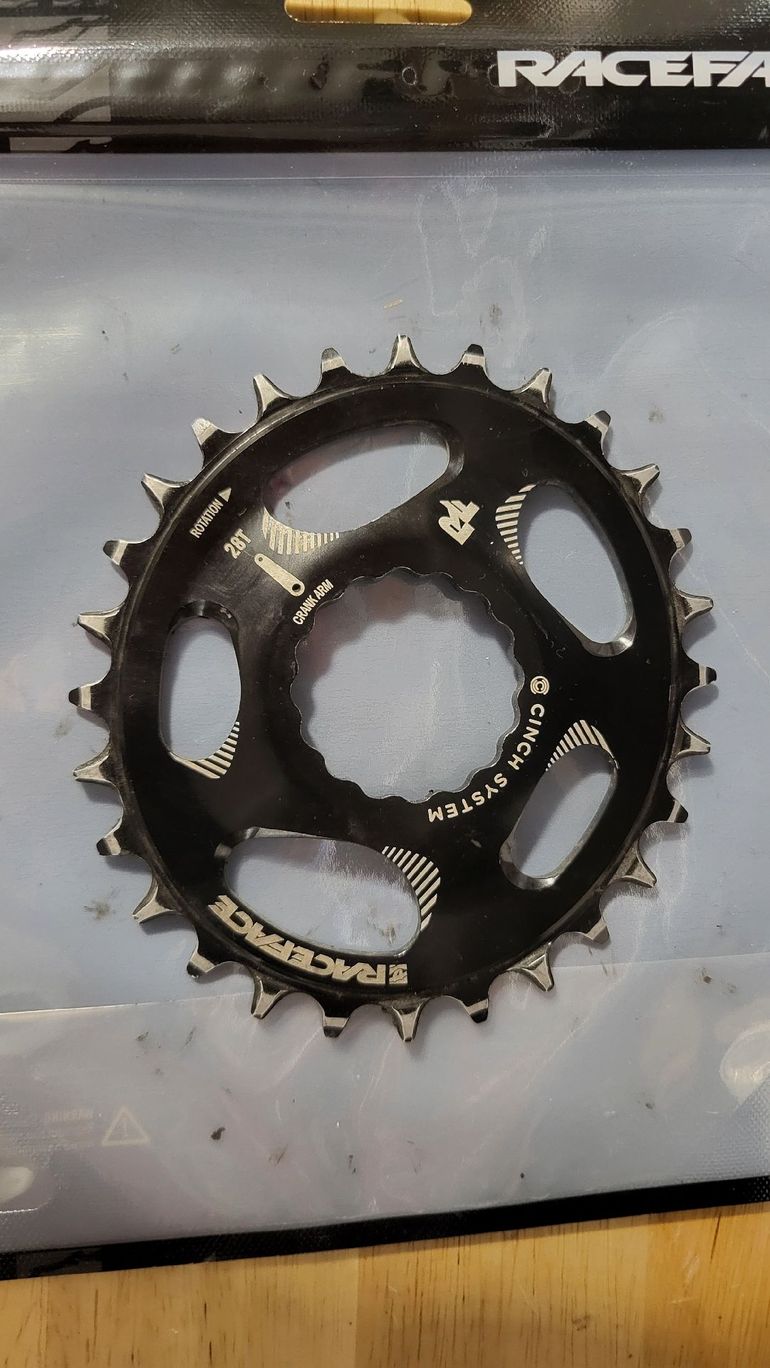 Used Race Face Plateau Ovale Cinch Direct Mount 28 dents bike — image 1 of 3
