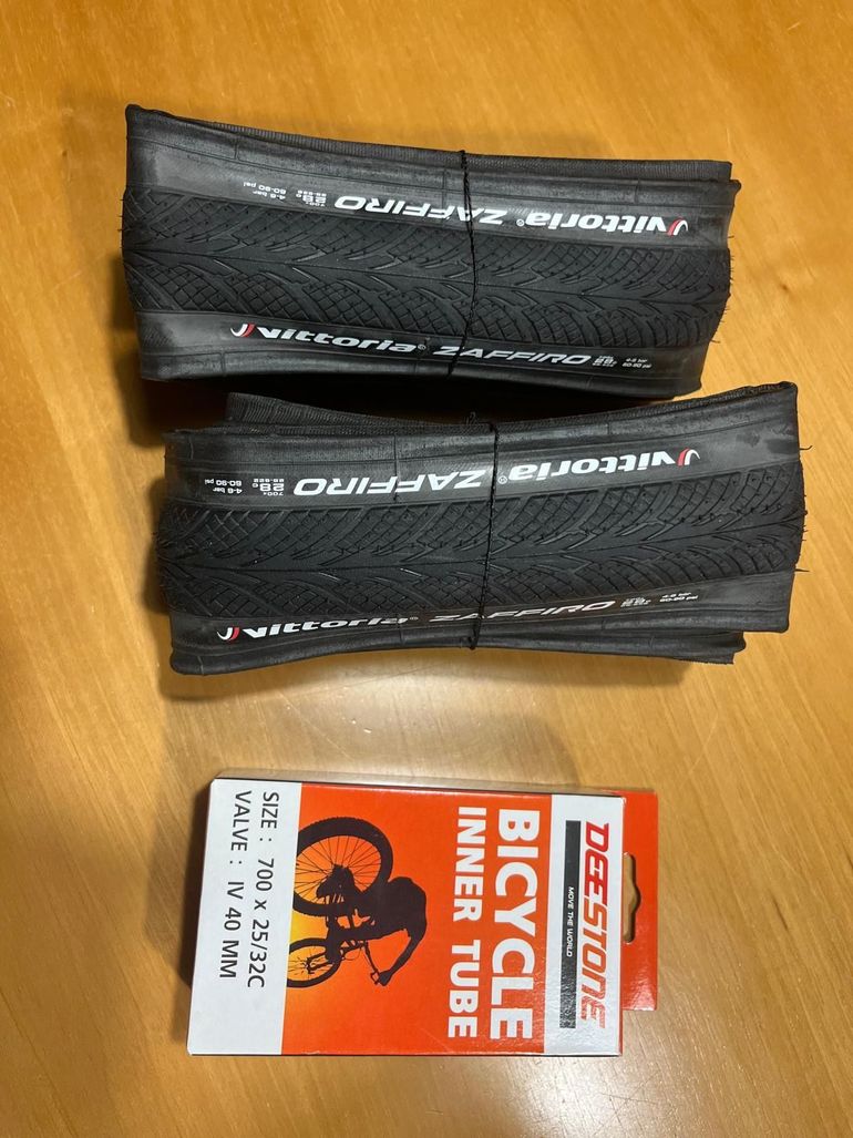 Used Vittoria Zaffiro 700x28 bike — image 1 of 3