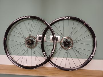 Brugt 4za Cirrus Forza 4 CCD30 100 135 QR Handbuilt Wheelset with Shimano Cassette Wheels