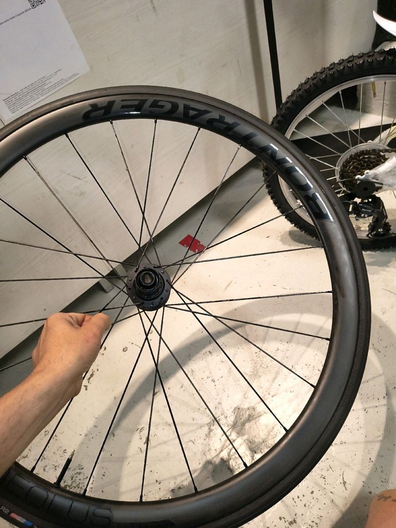 Bontrager Aeolus Elite 35 TLR Disc Road Wheel 2024 bike d'occasion — image 14 sur 17