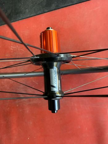 Used Roval CLX 60 Rapide Carbon Clincher Wheelset 11 Speed bike — image 9 of 12