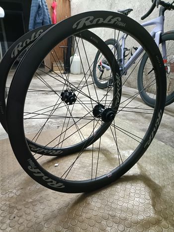 Used Rolf Ares4 AR Carbon Clincher Disc Brake Wheelset bike — image 3 of 9