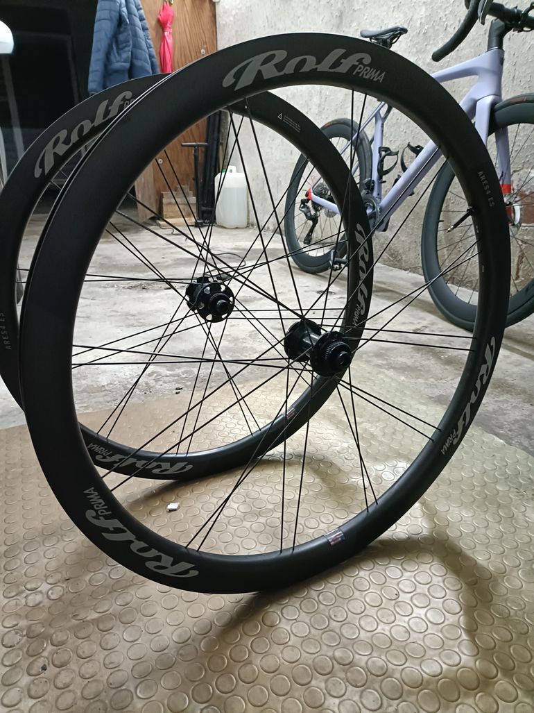 Used Rolf Ares4 AR Carbon Clincher Disc Brake Wheelset bike — image 3 of 9