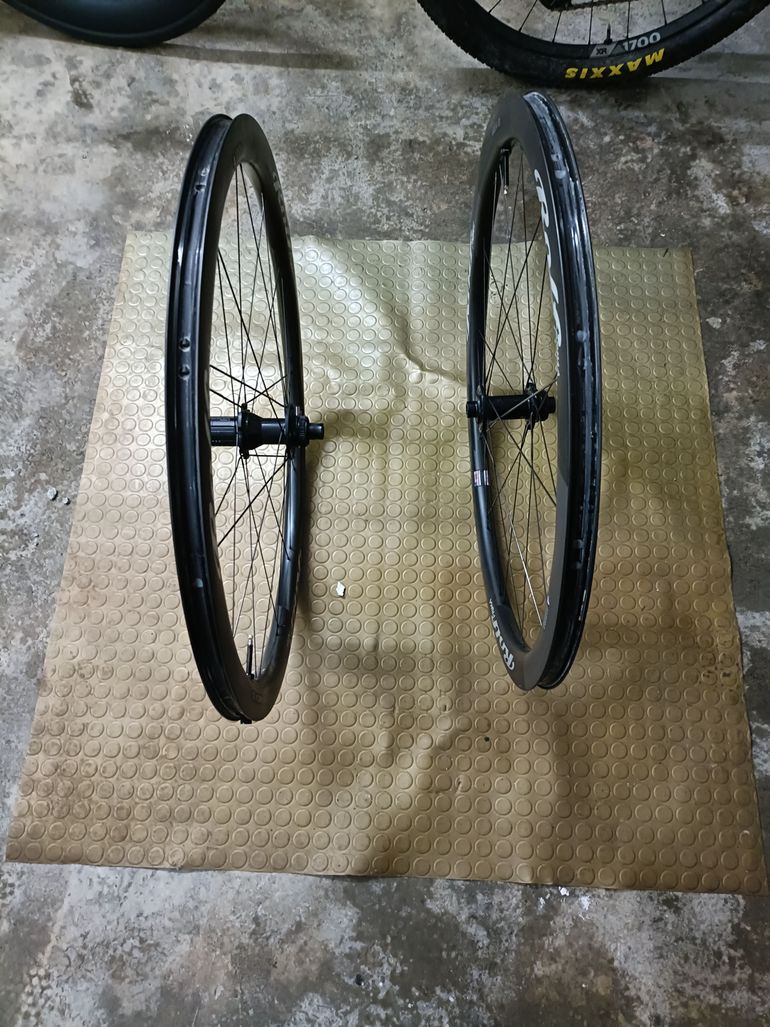 Used Rolf Ares4 AR Carbon Clincher Disc Brake Wheelset bike — image 4 of 9