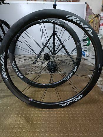 Used Rolf Ares4 AR Carbon Clincher Disc Brake Wheelset bike — image 5 of 9