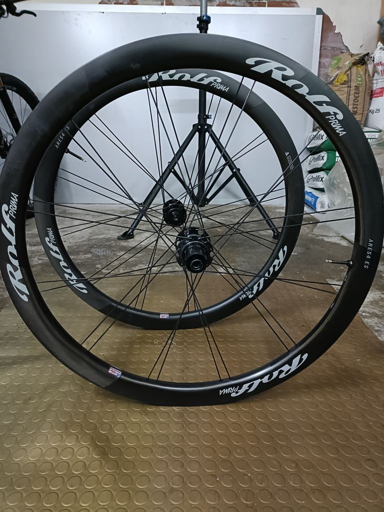 Used Rolf Ares4 AR Carbon Clincher Disc Brake Wheelset bike — image 5 of 9