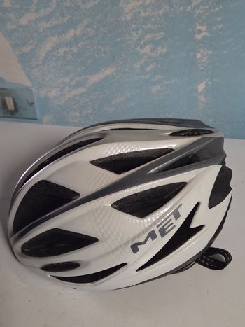Used MET Manta MIPS Helmet 2021 bike