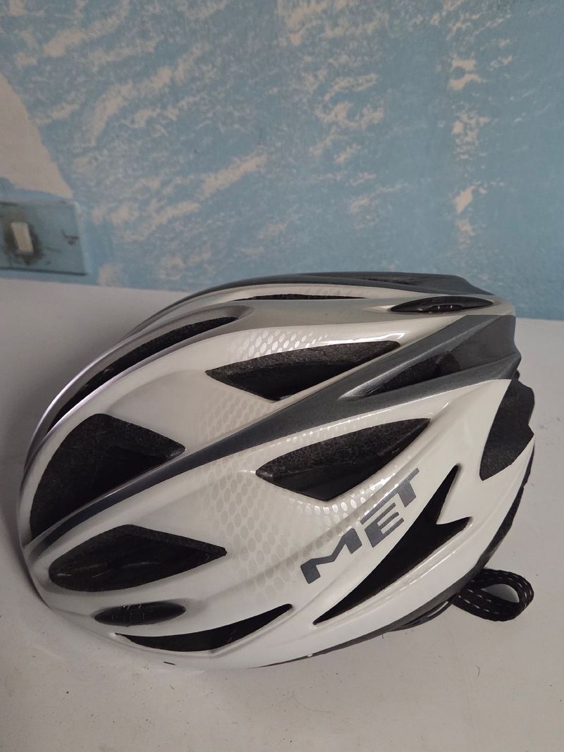 MET Manta MIPS Helmet 2021 Cycling Accessories d'occasion
