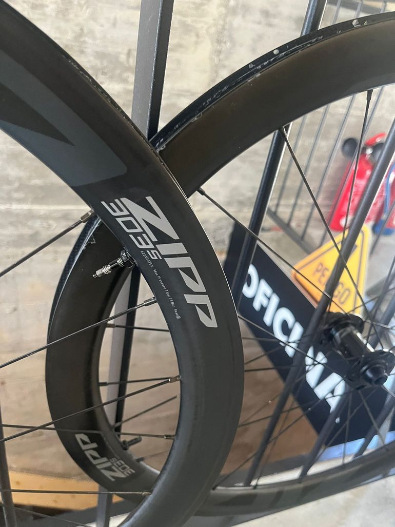 Used Zipp 303 S Carbon Tubeless Disc Brake Wheelset bike — image 4 of 5