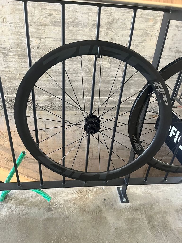 Used Zipp 303 S Carbon Tubeless Disc Brake Wheelset bike — image 2 of 5