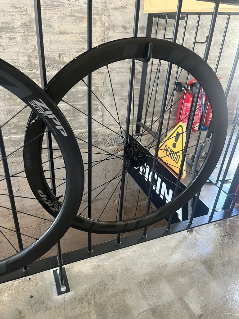 Used Zipp 303 S Carbon Tubeless Disc Brake Wheelset bike — image 3 of 5