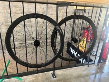 Used Zipp 303 S Carbon Tubeless Disc Brake Wheelset bike