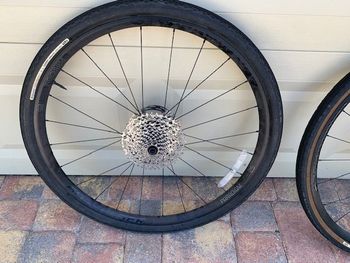 Used Bontrager Paradigm Comp 25 TLR Disc Road Wheelset 2023 bike — image 6 of 9