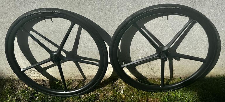 Used carbotec Roues à bâtons carbone freinage disque center lock Shimano HG corps de roue libre pour cassette 11v et 12v 2026 bike — image 3 of 9