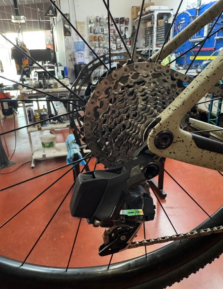 Used Sram Force AXS Groupset 2025 bike — image 6 of 9
