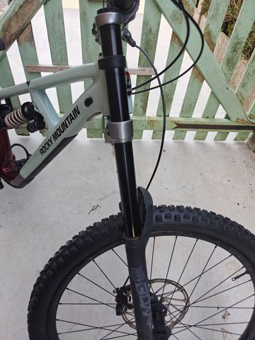 Used RockShox Boxxer Select Fork 2023 bike — image 2 of 5