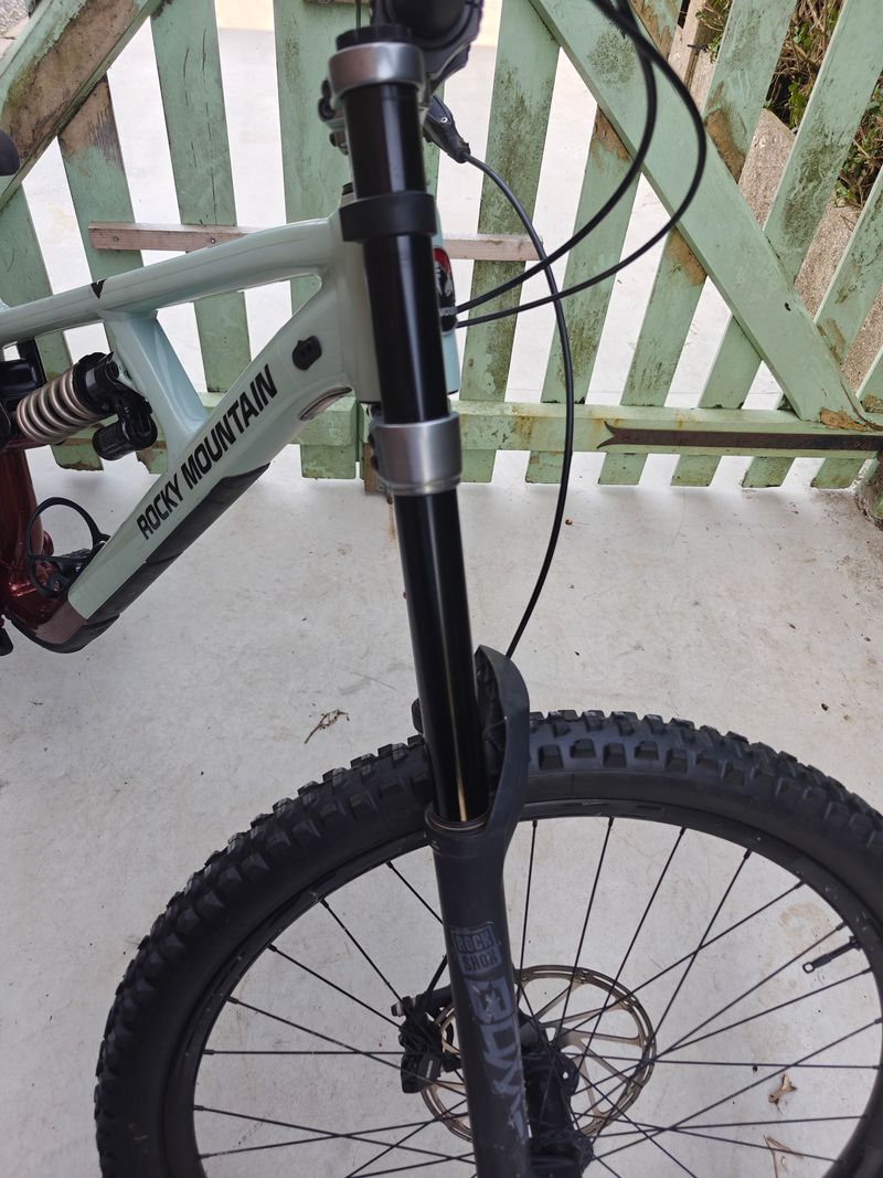 Used RockShox Boxxer Select Fork 2023 bike — image 2 of 5