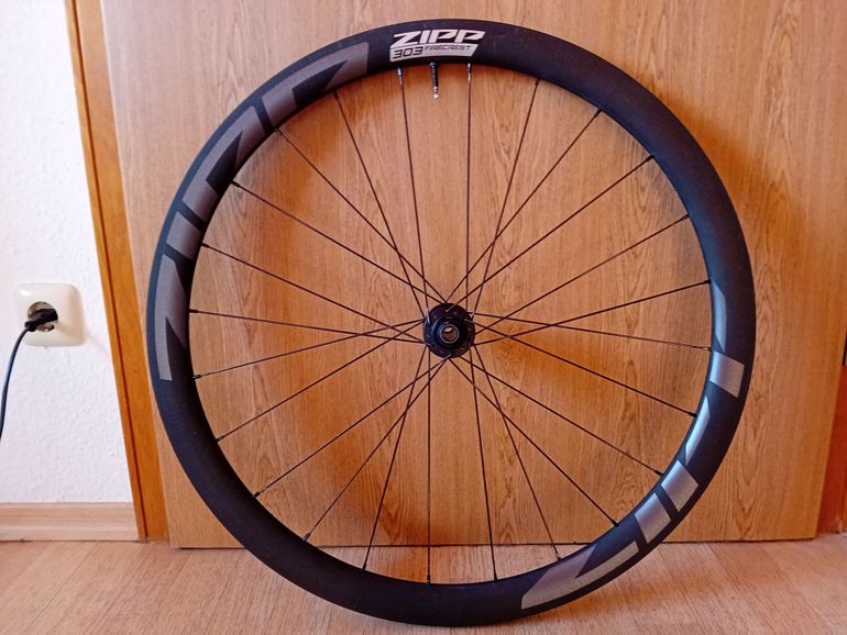 Used Zipp 303 Firecrest Tubeless Disc-brake Front Wheel bike — image 2 of 6