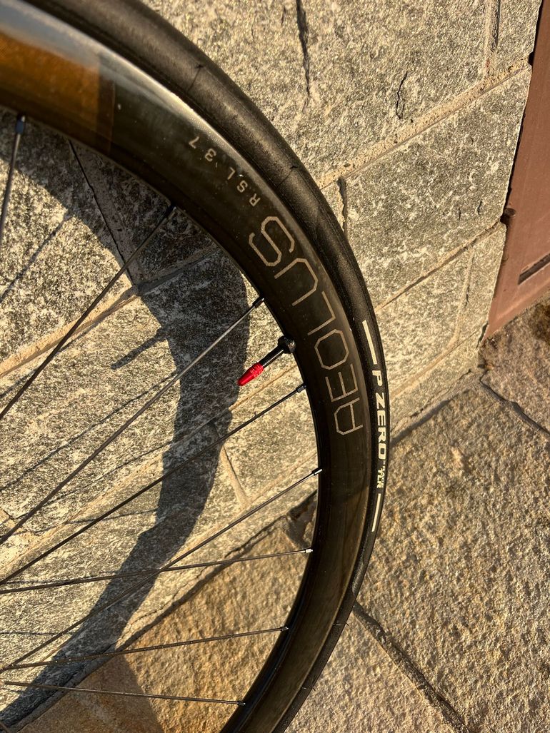 Used Bontrager Aeolus RSL 37 TLR Disc Road Wheel bike — image 3 of 7